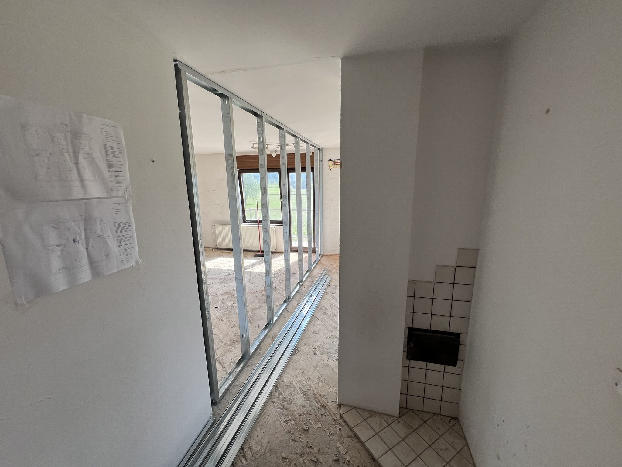 Stanje sten pred kitanjem in beljenjem v Celju